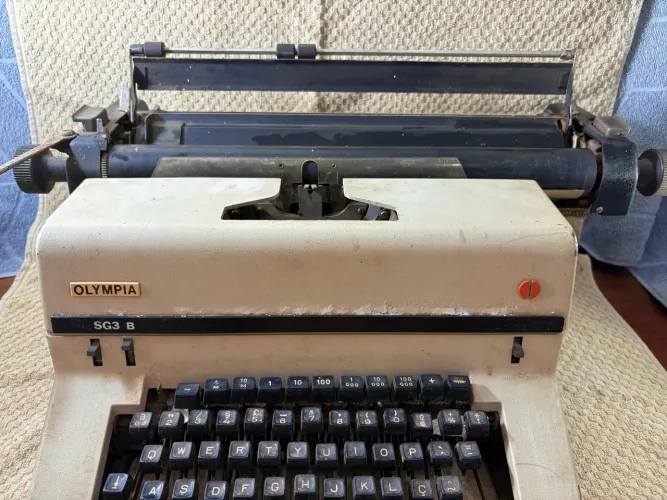 Máquina de escrever Olympia SG3 B