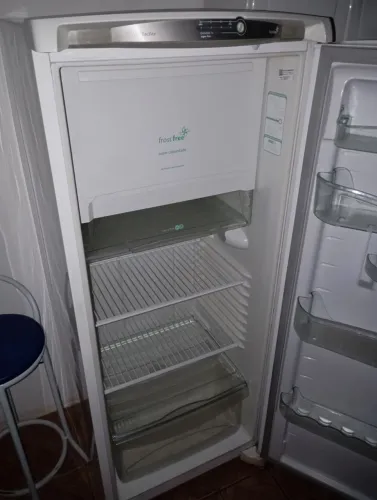 Vendo geladeira semi nova
