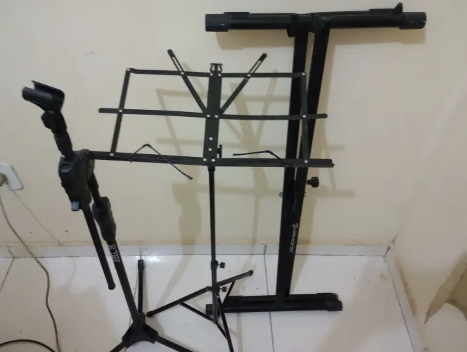 Suporte para teclado, microfone e partituras.