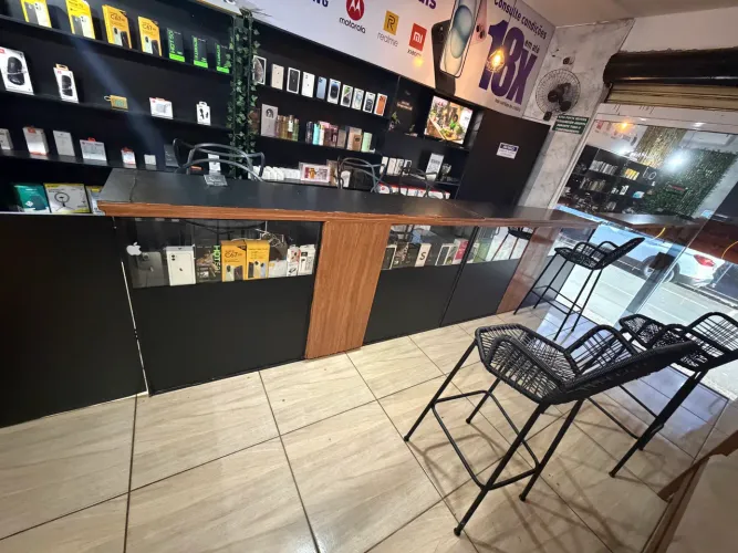 Balcão mdf para loja com frente vidro