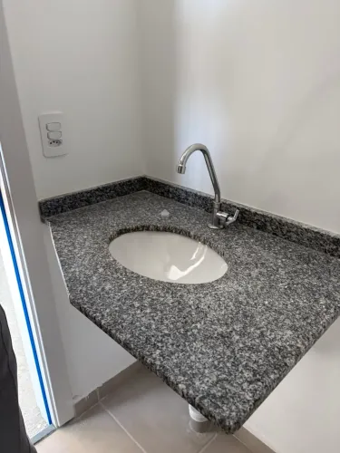 Pia para banheiro com bancada de granito