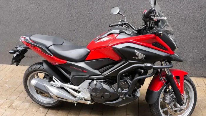 Vendo NC 750x muito bem conservada