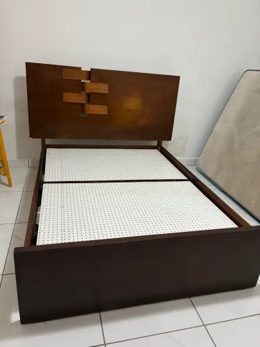 Cama de Casal Madeira com Cabeceira Diferenciada ? R$ 600!