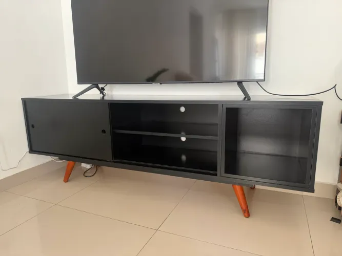 Rack preto de 1,62m x 0,39m, pés palito