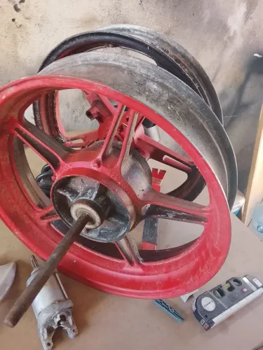Tenho essas peças aí da CB 300 que eu ia fazer um projeto mas resolvi vender