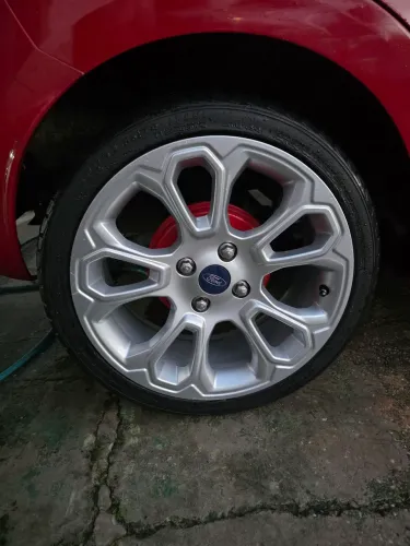 Jogo de Rodas ford Aro 17 com pneus novos