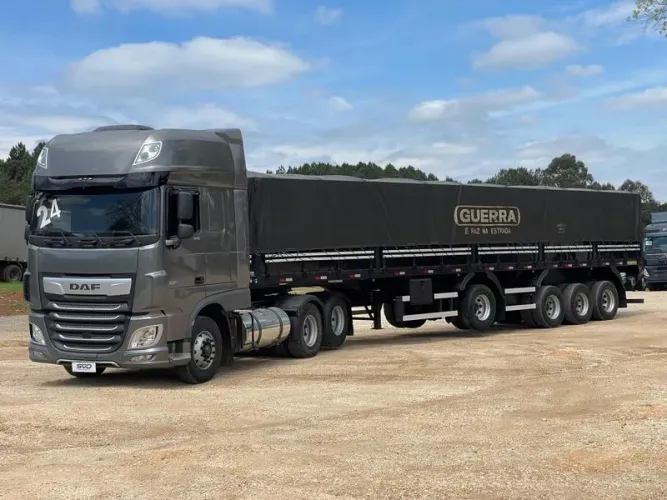 CONJUNTO DAF XF 480 6X2 2024 TETO ALTO + CARRETA GRANELEIRA GUERRA 4º EIXO 2024
