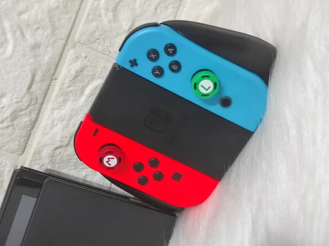 Nintendo Switch V1 - 64gb - DESBLOQUEADO - SERIAL VERDE - Joy Cons NEON