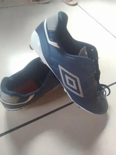 Chuteira umbro tamanho 40