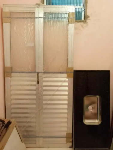 Vendo uma porta de alumínio com duas bandas ,uma pia de marmore verde Ubatuba 