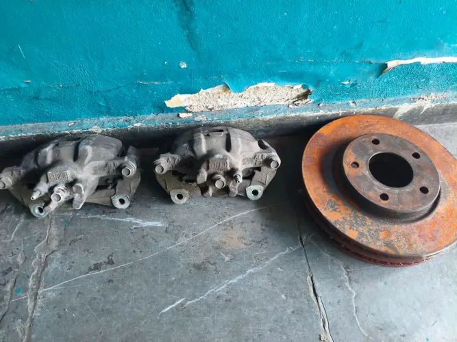 Vendo Pinças e Disco de freio dianteiro do Mitsubishi Lancer 