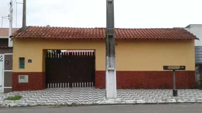 Aluga-se casa em praia grande