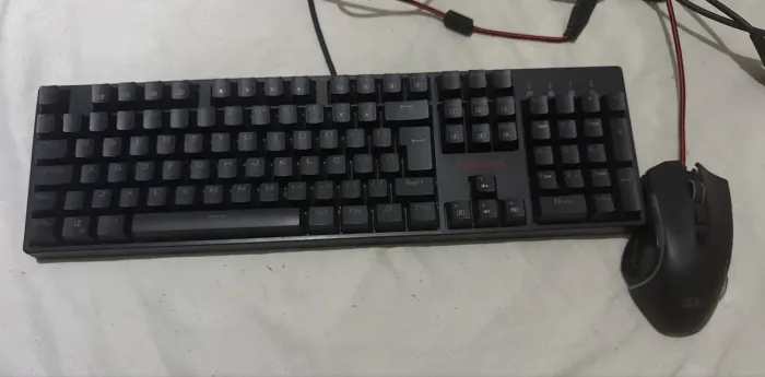 Teclado e mouse Redragon gamer com RGB 