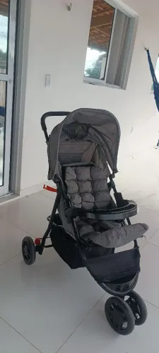 Carrinho de bebê com bebê conforto 