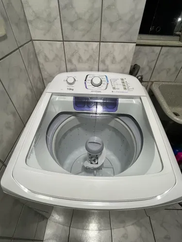 Máquina de lavar Electrolux de 13kg com tecnologia Jet&Clean e painel intuitivo.