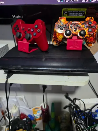 Vendo um PS3 desbloqueado com dois controles.