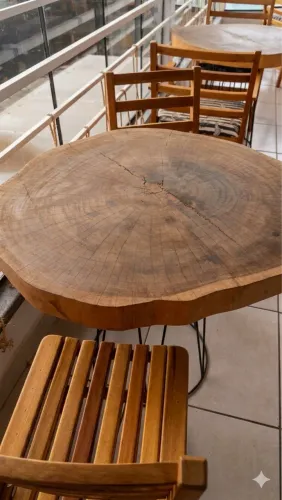 Mesa bolacha em madeira maciça com pé de ferro 4 lugares 