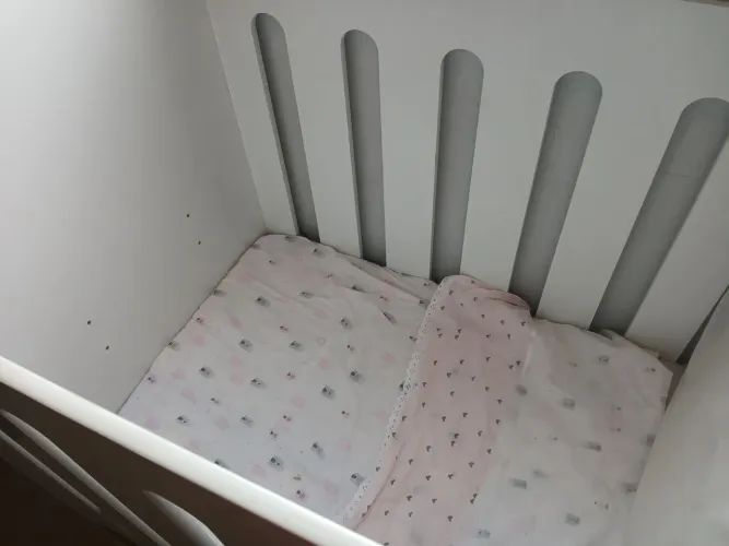 Berço 2 posições com rodinhas 