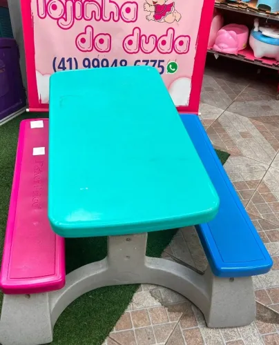 Mesa Educativa marca Fisher Price super resistente, com regulagem de altura e desmontavel