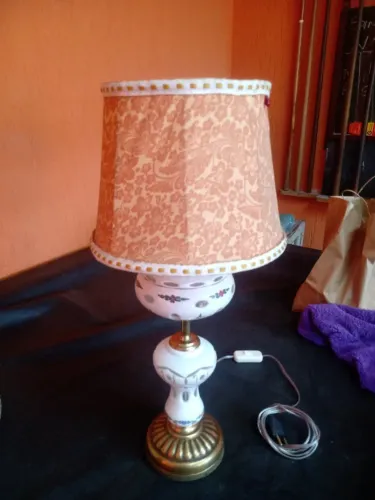 Abajur de overlei com base de metal