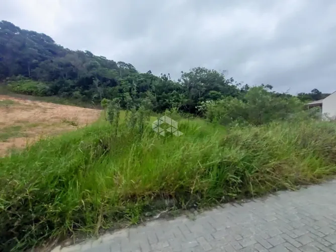 TERRENO NO LOTEAMENTO PORTAL DA COLINA, BAIRRO SERTÃO DO MARUIM, EM SÃO JOSÉ, SC, MEDINDO 