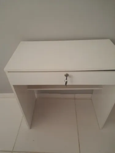 Mesa com gaveta