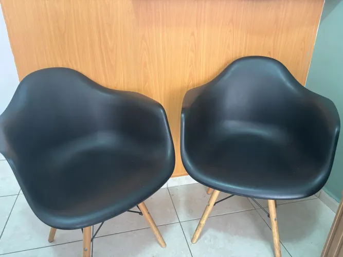 Conjunto com 2 cadeiras Charles Eames com braços  PRETO 
