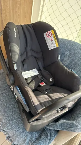 Vendo cadeirinha de carro MAZ COSI, semi nova