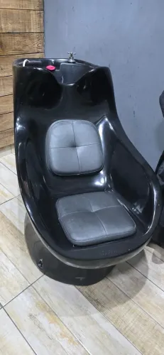 Vendo lavatório profissional para salão de beleza, na cor preta, com cuba integrada.