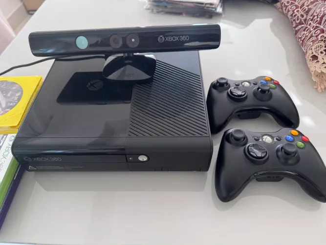 XBOX 360 com 2 controles, Kinect e desbloqueado 