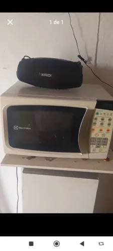 Microondas e caixa boombox