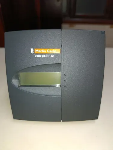 controlador de fator de potência Merlin Gerin Varlogic NR12.