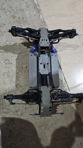 Rc Automodelo Traxxas Chassi Emaxx 1/10 1/8 pouco uso
