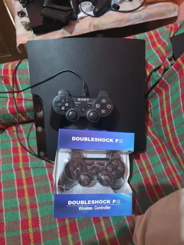 PlayStation 3 com dois controles