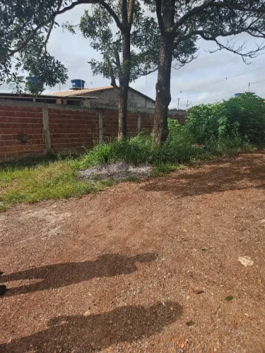 Dois lotes (juntos) de 10 m de frente por 18 m de fundo (cada um).