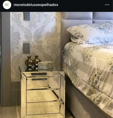 Mesa de cabeceira espelhada 
