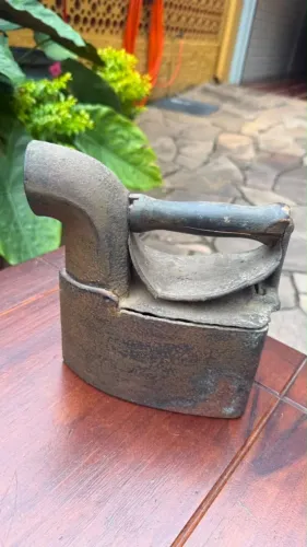 Ferro de Passar á Brasa . Ano 1920