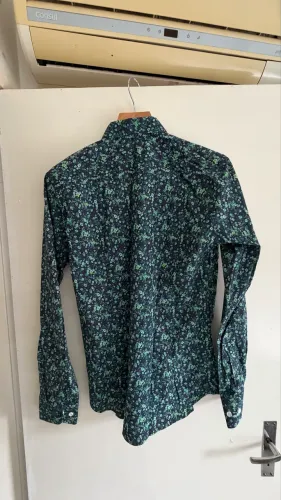 Camisa Fit Floral. - Azul Marinho & Verde Água. - Colcci - M