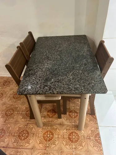 MESA MÁRMORE COM 3 CADEIRAS 1,18x75