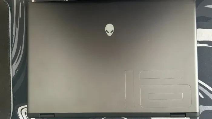 Alienware m16 R2 RTX 4060 32GB RAM SSD 1,5TB QHD+