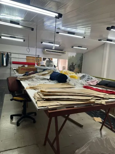 Mesa para corte de confecção com 7X1,80metros de comprimento e com suporte para o tecido