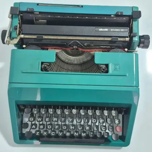 Máquina de datilografia Olivetti STUDIO 45 com capa zipada