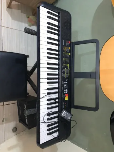Teclado Yamaha PSR F52 para iniciantes