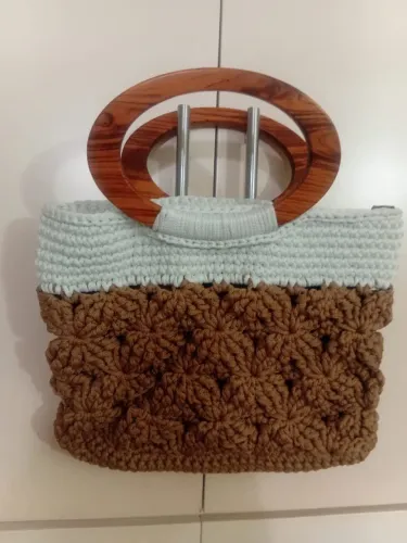 Bolsa de crochê com alça de madeira