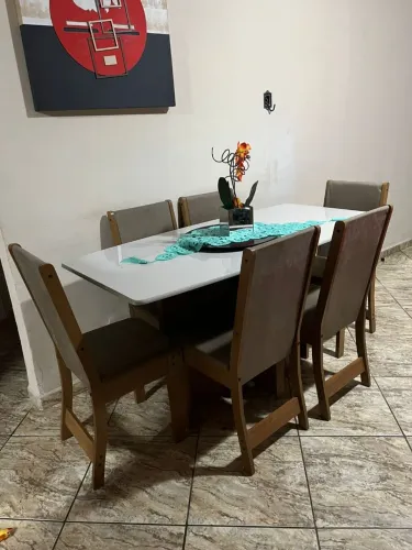 Mesa de madeira para jantar
