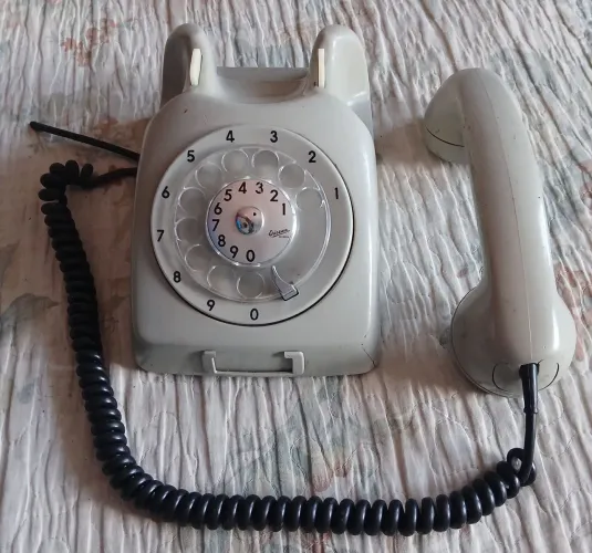 Telefone de disco Ericsson (Com defeito e marcas de uso)