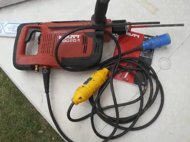 Perfuratriz marca Hilti DD E C 1 220V para furos até 1 3/4" própria para estruturas metál