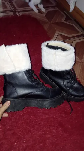 Bota com pelinhos 