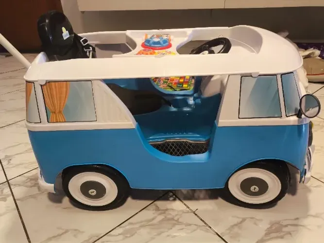 Kombita Calesita,pouco uso,super conservada. Suporta até 30kg , após 2 anos opção pedal .
