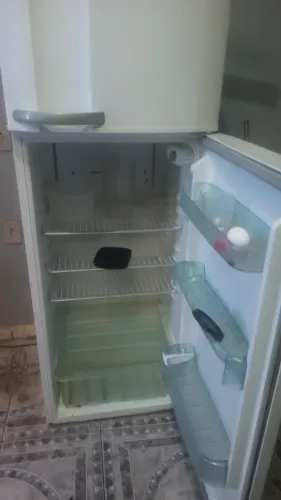 Vende se uma geladeira